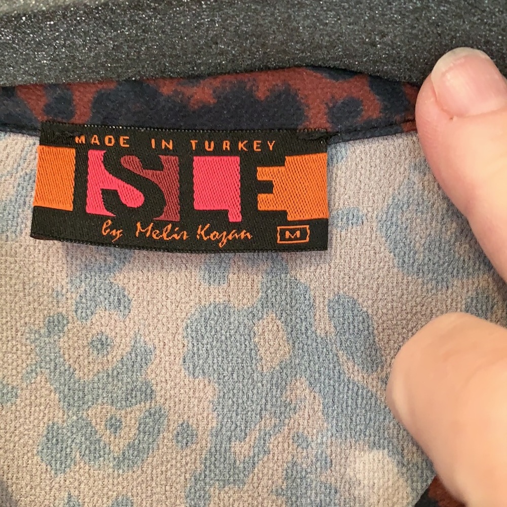 Woman’s top, size M. Bottom down front, EUC. - Picture 3 of 4